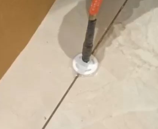 晋宁瓷砖空鼓维修公司专业解答瓷砖在铺贴过程中，如果没有涂抹均匀到位的粘结材料（如水泥砂浆或瓷砖胶），可能会导致以下问题