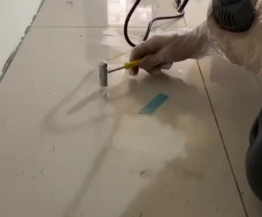 晋宁瓷砖开裂维修公司专业分享瓷砖在铺贴前如果没有沥干水分，将会导致以下问题